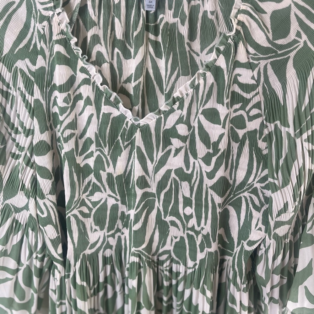 Lightweight Green and White Leaf Print Blouse - Picture 2 of 6